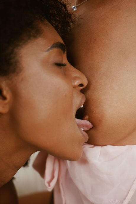 Viv Thomas: Sexy adolescente lesbianas Luna Corazon y Emma Button Beso después de una apasionada sesión de sexo