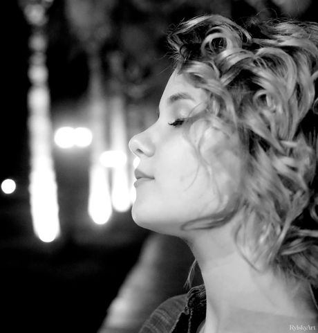 Russischer Pfirsich Chanel Fenn Strips nackt und posiert im Pool und zu Hause
