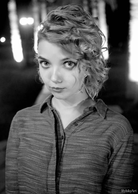 Russian peach Chanel Fenn strips naked and poses in the pool and at home