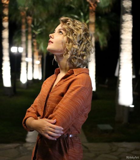 Russian peach Chanel Fenn strips naked and poses in the pool and at home