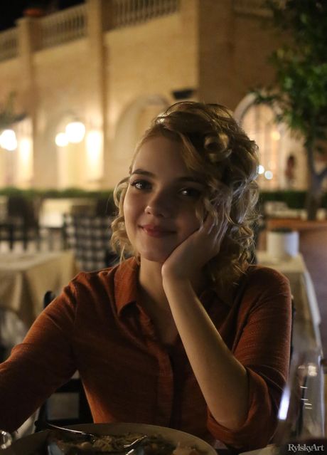 خوخ روسي شانيل فين شرائح عارية ويطرح في حمام السباحة وفي المنزل
