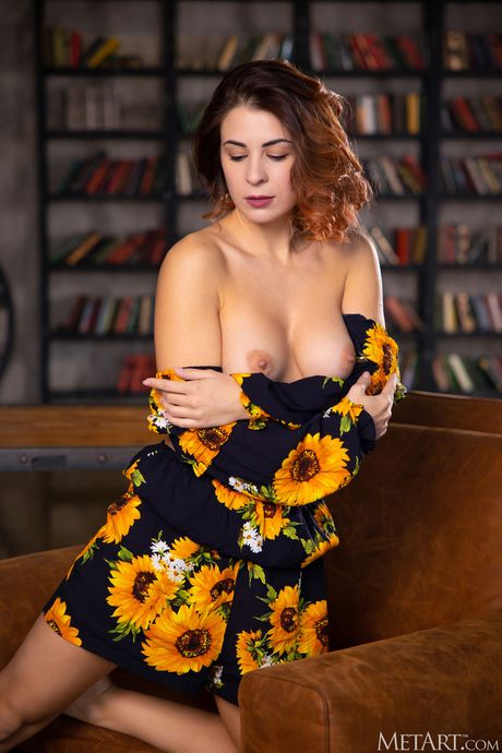 Met Art: La bellezza rassosa alice Kelly rivela le sue grandi tette e pone nude