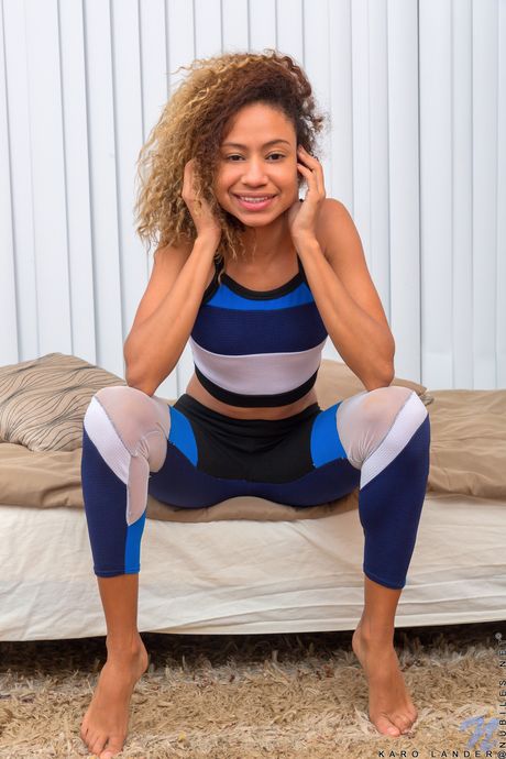 Slim Latina Karo Lander strips en masturbeert na haar training
