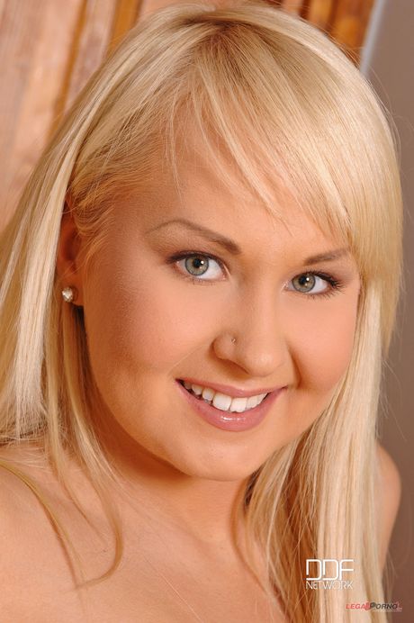 ロシアの美女アメリが裸になり、完璧なお尻とピンクのアソコを見せる。
