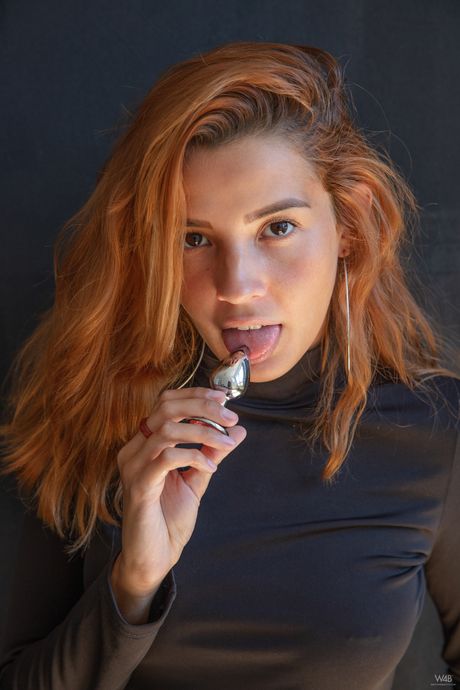 红发性感女郎阿加莎-维嘉用假阳具插入紧致的臀部和阴部
