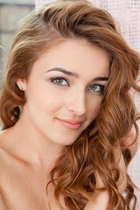 Skinny Redhead Adriana F fjerner undertøyet sitt for å utgjøre naken
