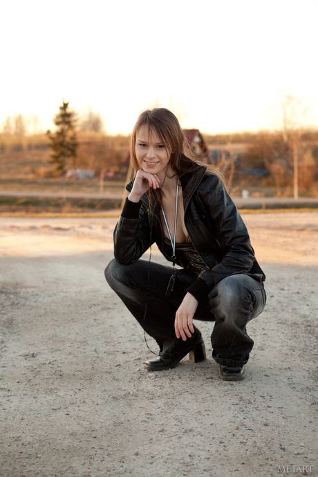 Hermosa adolescente Beata B se desnuda con una chaqueta de cuero y jeans
