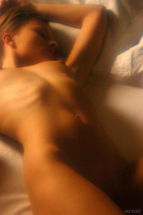 Tynn tenåring lena l blir kvitt bikinien sin og poserer naken
