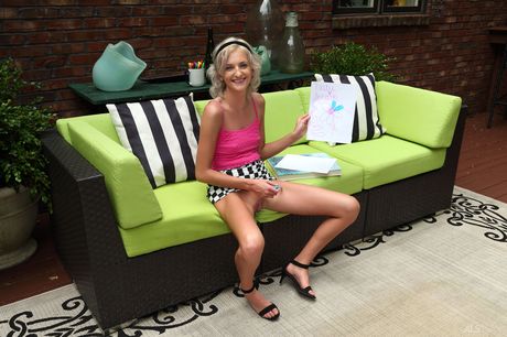 Slette adolescente Tallie Lorain giocattoli la sua figa con una bottiglia e una scarpa
