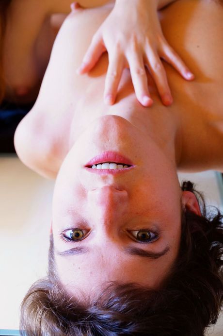 ホット・ティーン・レズビアンのイザベラ＆キャロル・オーが黒いブーツで裸になる