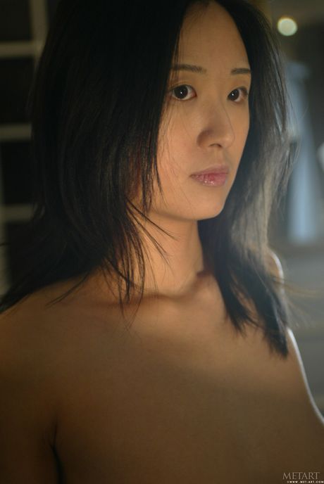 Skinny Asian Teen Yuka B blir naken av nåd
