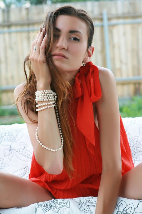 Petite teen Mary Cayne strips to high heels in the shade of a tree