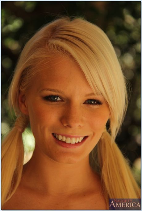 Petite Blonde Kyleigh Ann bekommt ihr Gesicht und die Muschi leckt im Freien
