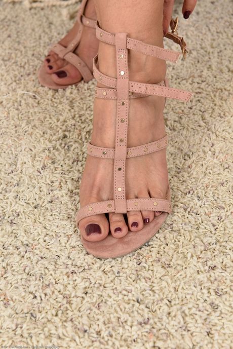 Sexy MILF Mindi Mink shows off her big ass & her delicious feet