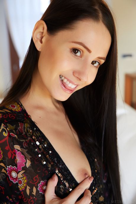 ブルネットのヴァネッサ・エンジェルが巨乳をあらわに全裸ポーズ
