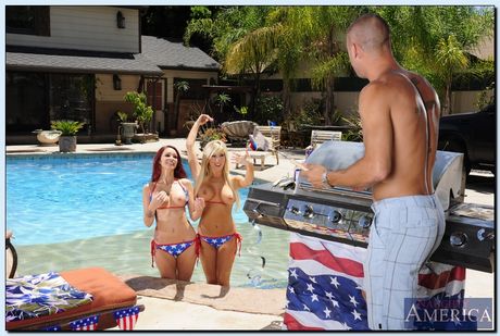 Blonde Babes Monique Alexander og Tasha Reign har en trekant utendørs
