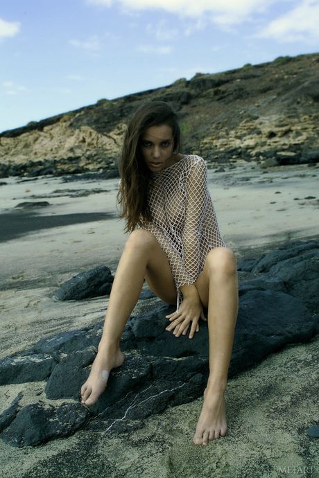 Glamour babe Regina A strips naked and poses on the beach