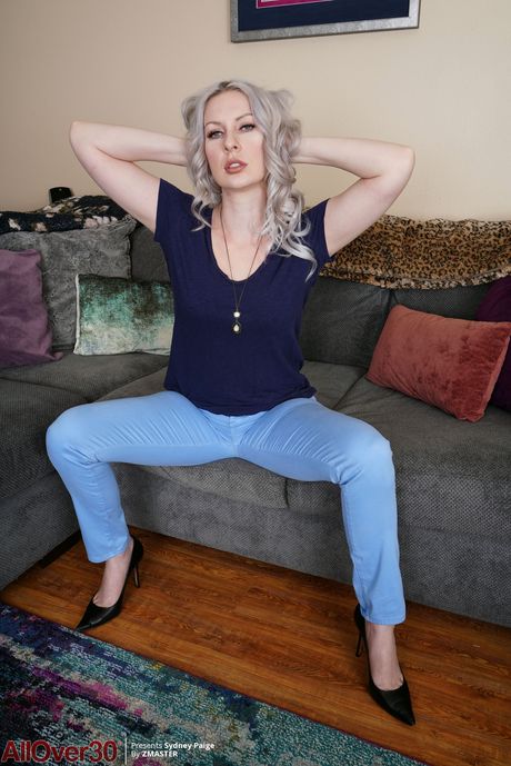 Amateur MILF Sydney Paige shows her big ass and rubs her pussy in a solo