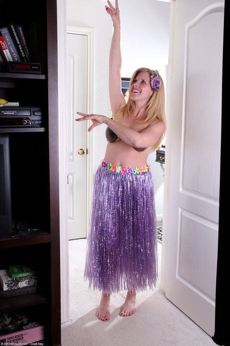 Amateur MILF Gail unveils her big boobs and toys with a banana