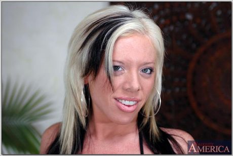 Blonde mature Tamara Toren gets her shaved pussy drilled