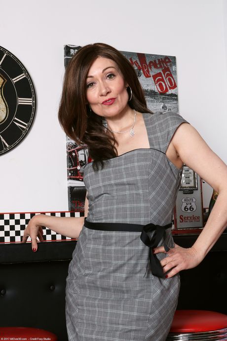 Sexy mature Kitty Cream shows off her big booty & her hot pussy