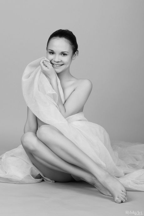 痩せたアジアン・ティーン、ラリナが裸でポーズをとり、小さなおっぱいとホットなお尻を見せる。
