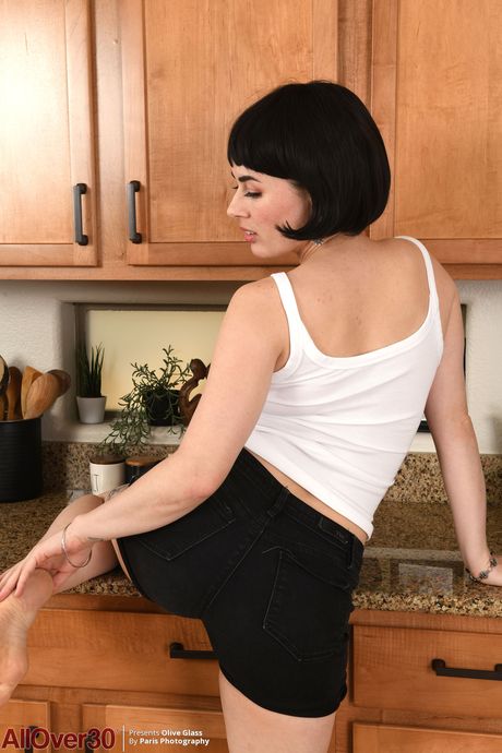 黑发 MILF Olive Glass 展示她的大屁股和美味的阴部
