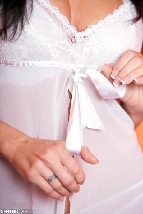 La sexy morena Jessica Difeo se desnuda en lencería blanca en un sofá
