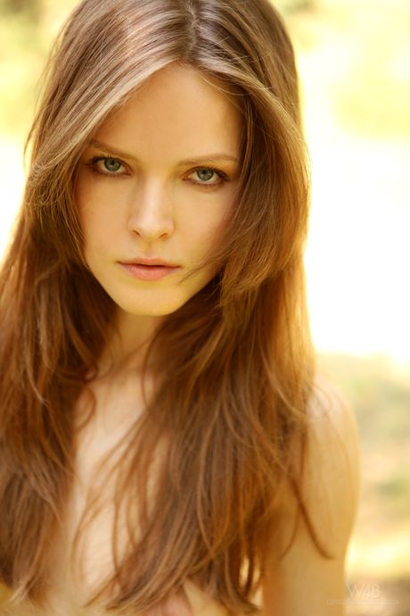 في سن المراهقة ليليان وايت يخلع صدريتها وسراويل داخلية لتشكل عارية في الهواء الطلق
