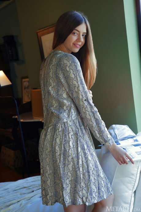 Delightful Teen Kay J tira tudo de um dia de maneira atraente
