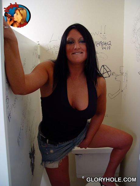 Bruna con grandi tette Holly E. fa schifo e scopa una BBC a un buco gloria
