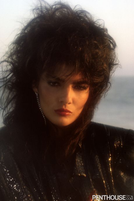 セクシーなブルネットのファシャが小さなオッパイを露出し、ふさふさのマフを揉みしだく。
