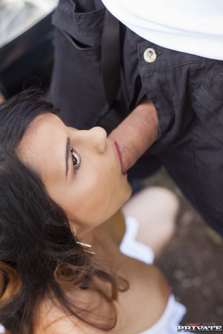 keder sig og beslutter at underholde sig ved at onanere med
