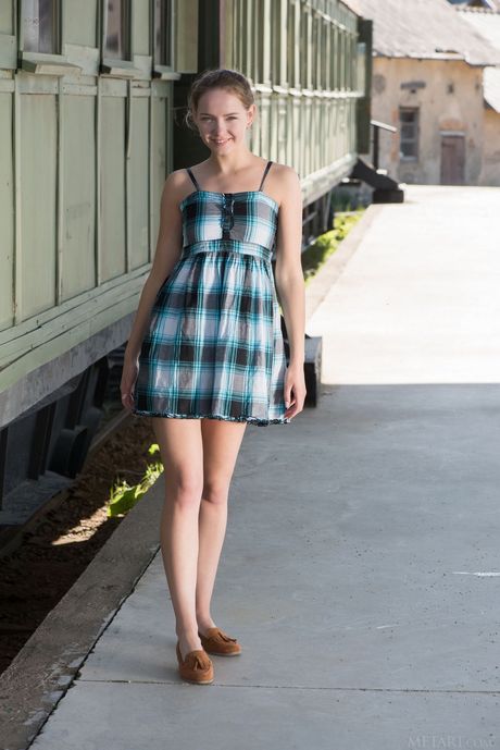 Petite teen Faina Bona gets naked on a train carriage with certainty