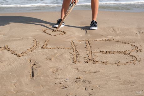 Sexig Latina Agatha Vega avslöjar sig offentligt och visar sin heta röv & fitta
