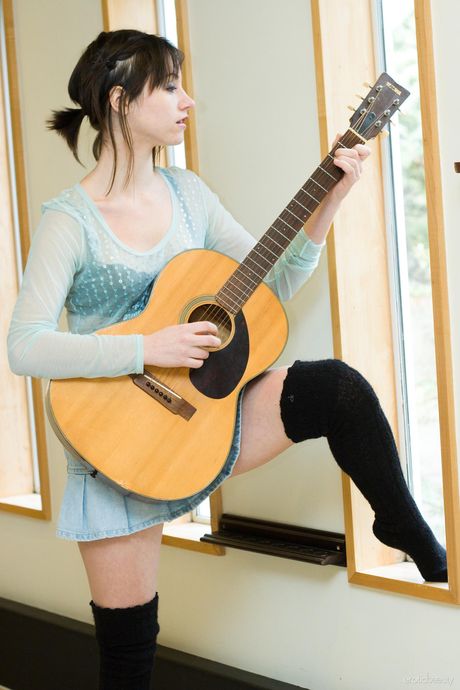Het Teen Fay A blir naken i strumpor medan hon spelar sin gitarr
