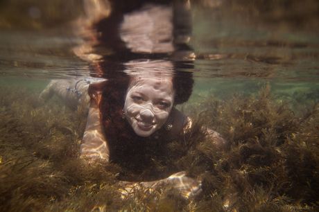 裏庭のサンラウンジャーで全裸になるウクライナの少女コリカA
