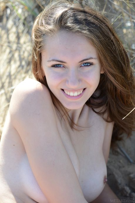 Tynd teen sabrina g præsenterer hendes små bryster og hendes søde fisse udendørs
