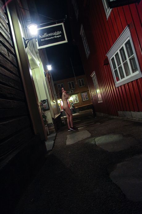 Naked lesbians Faye Taylor & Samantha Bentley have sex on a deserted street