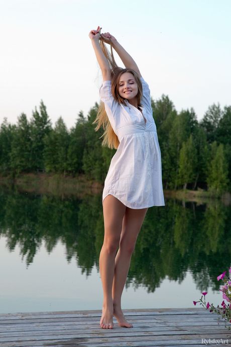 Delikate tenåring Vittoria Amada strips og poserer naken på et tilbaketrukket sted ved innsjøen
