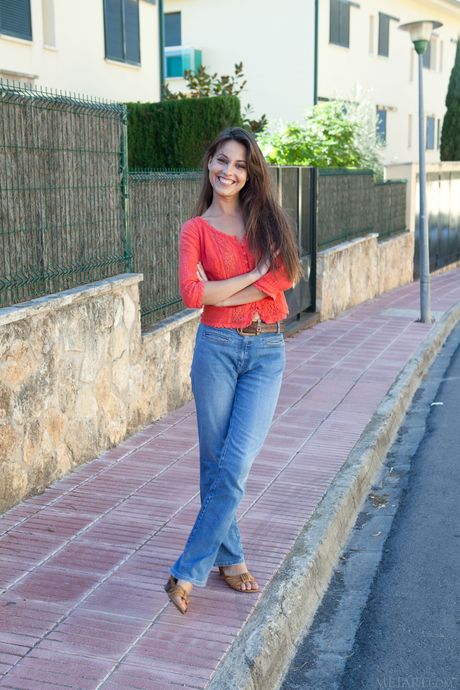 A adolescente bonita Lorena B remove sua lingerie para posar
