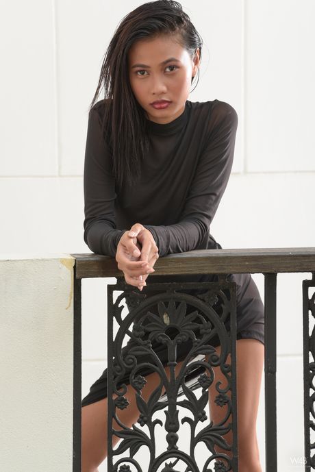 Adolescente asiático magro Hiromi mostra seus peitos pequenos e poses em um solo
