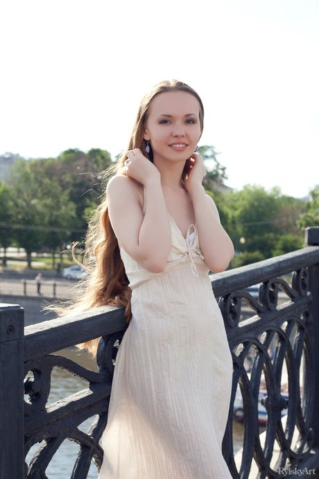 Slender Teen Virginia Sun udsætter hendes små bryster og velsmagende muff på gulvet
