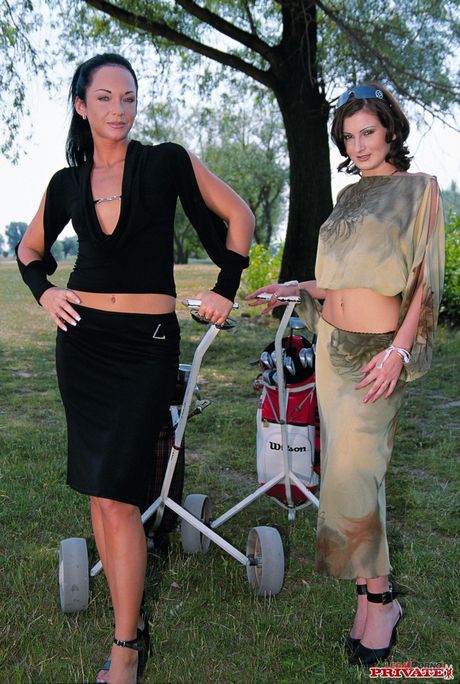 Private: 匈牙利美女 Electra Angels 和 Erika Fire 在户外共享鸡巴