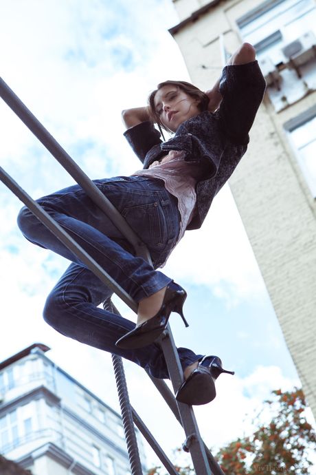 Lean Teen Tamis entblößt alles, bevor sie ihre Muschi auf einer Terrasse fingert
