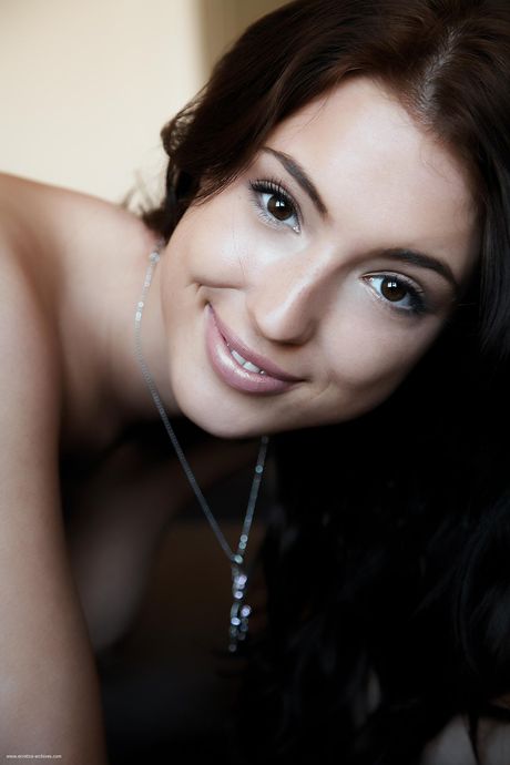 Brünette Teen Bijou zeigt ihren schönen Körper nackt
