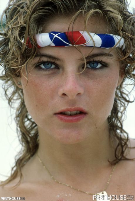 Blondynka Greta Andersen pokazuje swoje małe cycki i tyłek w solo
