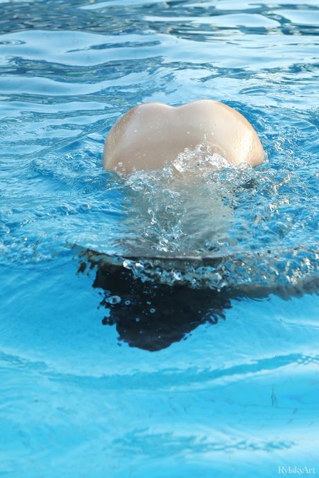 Sofy Bee viser sine sexede kurver og perky bryster, som hun poserer i poolen
