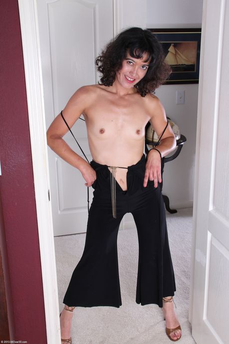 Amateur MILF Echo shows her big ass and highlights her trimmed pussy