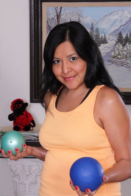 Chubby mature CiCi Jones shows her big tits and spreads her pussy